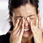 ilustrasi menggosok mata