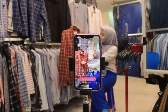 ilustrasi penjual baju thrifting