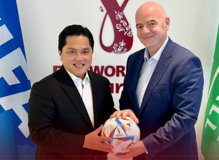 Ketua PSSI Erick Thohir (kiri) bertemu dengan Presiden FIFA Gianni Infantino di Doha, Qatar.