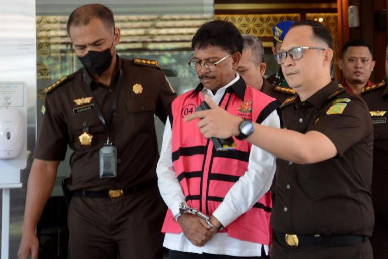 Menteri Komunikasi dan Informatika (Menkominfo) Johnny G Plate mengenakan rompi tahanan usai menjalani pemeriksaan di gedung Jampidsus Kejaksaan Agung, Jakarta (17/5/2023).