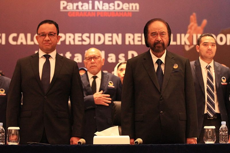 Ketua Umum Partai NasDem Surya Paloh (kedua kanan) bersama calon presiden yang diusung Nasdem pada Pemilihan Presiden (Pilpres) 2024 Anies Baswedan (kiri) saat Deklarasi Calon Presiden Republik Indonesia Partai NasDem di NasDem Tower, Jakarta (3/10/2022).