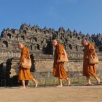 Sejumlah biksu melakukan Pradaksina saat ritual Dharmayatra Adi Buddha Puja di kawasan Candi Borobud ur, Magelang, Jawa Tengah (26/5/2023).
