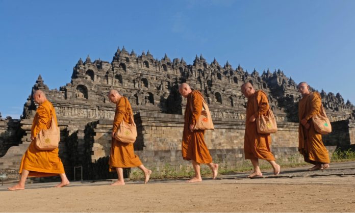 Sejumlah biksu melakukan Pradaksina saat ritual Dharmayatra Adi Buddha Puja di kawasan Candi Borobud ur, Magelang, Jawa Tengah (26/5/2023).