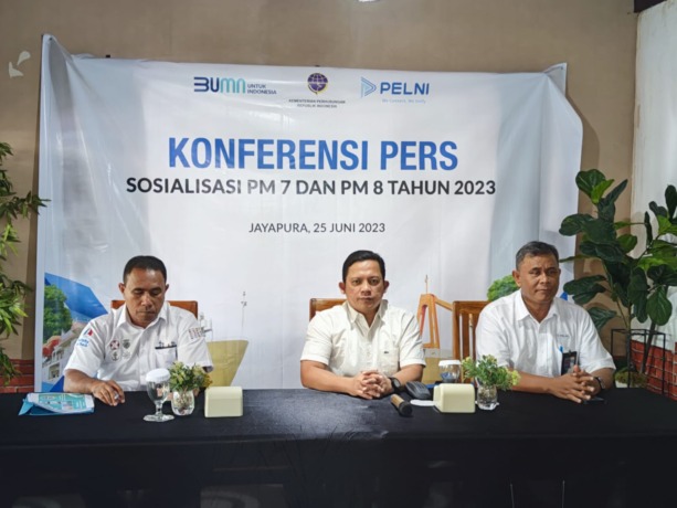 Kepala Seksi Lalu Lintas Angkutan Laut dan Usaha Kepelabuhan Kantor Perhubungan Jayapura, Samuel Yabes, Direktur Usaha Angkutan Penumpang PT. Pelni, Yahya Kuncoro dan Kepala Cabang PT Pelni Jayapura, Selamat Yanuardi, saat memberikan keterangan pers di Holtekamp, Kota Jayapura, Papua (25/6/2023).