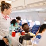 Makanan dan Minuman yang Dihindari Pramugari saat di Pesawat