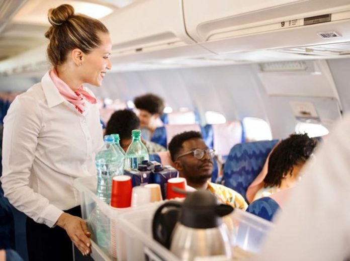 Makanan dan Minuman yang Dihindari Pramugari saat di Pesawat