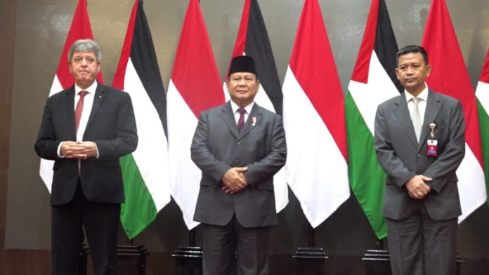 Menhan Prabowo Subianto bersama Dubes Palestina Zuhair Al-Shun dan Rektor Unhan Laksdya TNI Amarulla Octavian.