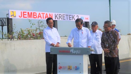 Presiden Joko Widodo (Jokowi) resmikan Jembatan Kretek II, Kecamatan Kretek, Kabupaten Bantul, DIY, Jumat (2/6) pagi.