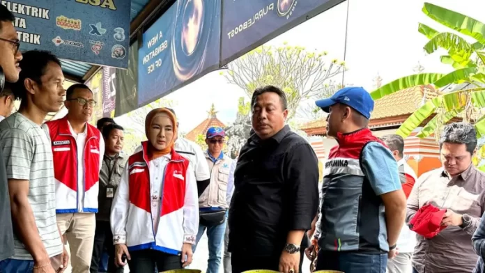 Direktur Utama Pertamina Nicke Widyawati bersama dengan Anggota Komisi VI DPR RI I Nyoman Parta turun langsung meninjau sejumlah pangkalan dan agen LPG 3 Kg di Bali (30/7/2023).