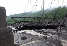 Kondisi Jembatan Gantung Kali Regoyo yang putus diterjang banjir lahar hujan di Sumber Wuluh, Lumajang, Jawa Timur (7/7/2023).