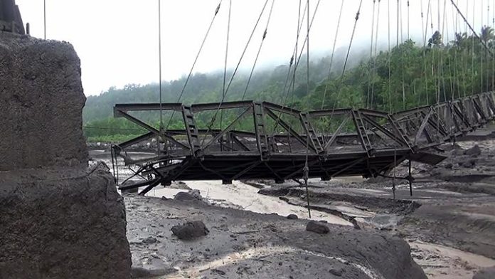 Kondisi Jembatan Gantung Kali Regoyo yang putus diterjang banjir lahar hujan di Sumber Wuluh, Lumajang, Jawa Timur (7/7/2023).