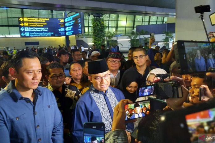 Ketua Umum Partai Demokrat Agus Harimurti Yudhoyono (AHY) saat menjemput Anies Baswedan di Bandara Internasional Soekarno Hatta usai melaksanakan Ibadah Haji.