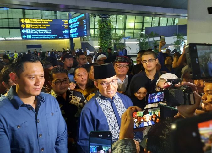Ketua Umum Partai Demokrat Agus Harimurti Yudhoyono (AHY) saat menjemput Anies Baswedan di Bandara Internasional Soekarno Hatta usai melaksanakan Ibadah Haji.