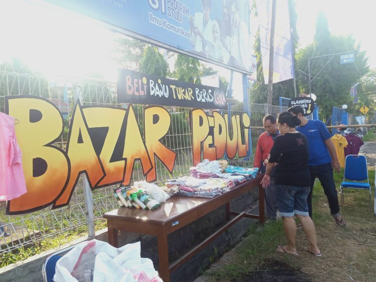 IKA Stikosa AWS Gelar “Bazar Peduli” bareng GUSDURian