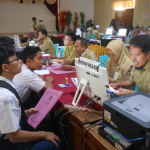 Para calon siswa mengurus pendaftaran penerimaan peserta didik baru (PPDB).