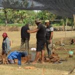 Tim arkeolog dari BPK wilayah XI saat melakukan eskavasi tahap ke empat situs Bhre Kahuripan. (Foto : Fio Atmaja)