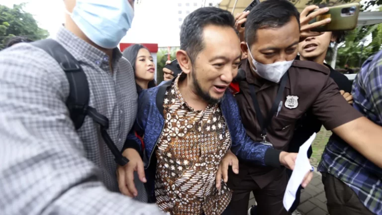 KPK Geledah Rumah Keluarga Andhi Pramono di Batam