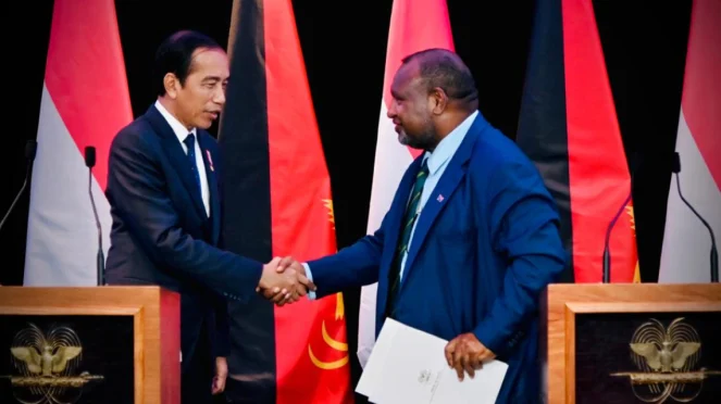 Presiden Joko Widodo (Jokowi) bersalaman dengan Perdana Menteri (PM) Papua Nugini.