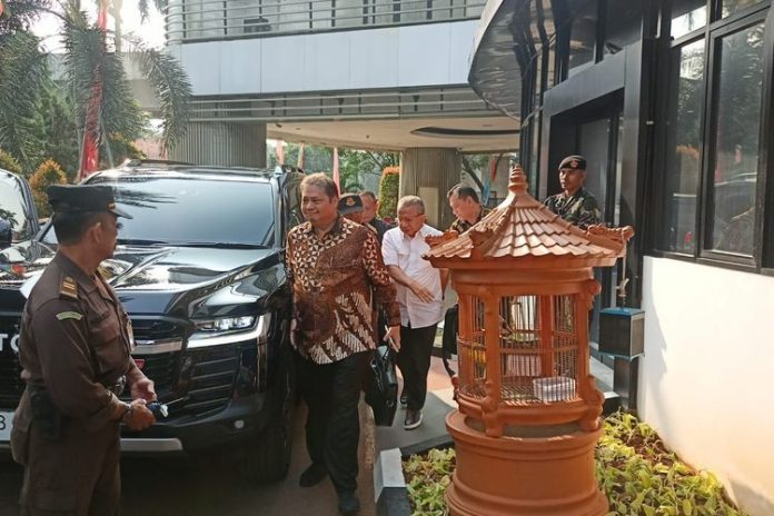 Menteri Koordinator (Menko) Bidang Perekonomian Airlangga Hartarto memenuhi panggilan pemeriksaan Kejaksaan Agung (Kejagung (24/7/2023).