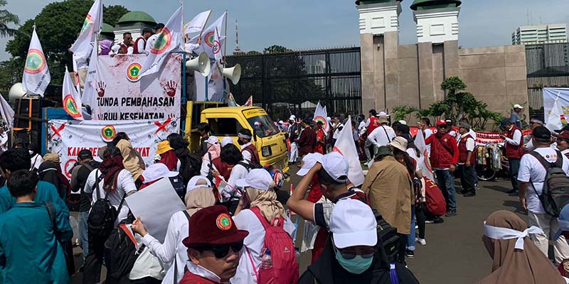 Sejumlah massa dari berbagai organisasi profesi demo tolak RUU Kesehatan di kawasan Gedung DPR/MPR (11/7/2023).