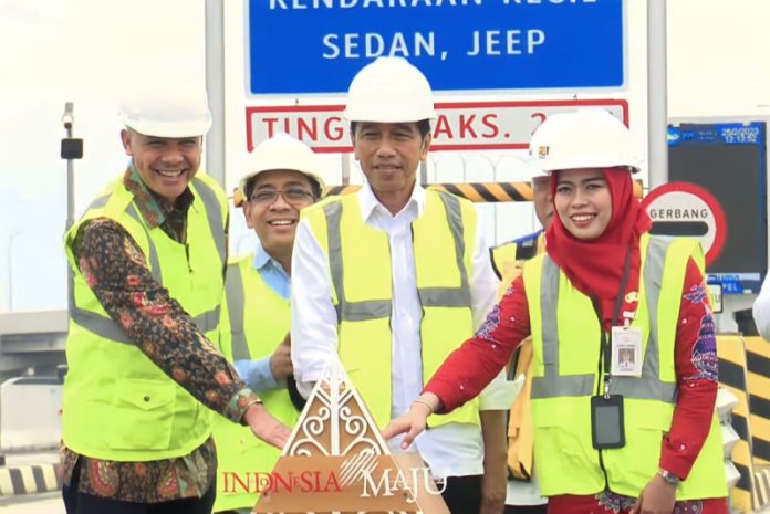 Gubernur Jawa Tengah Ganjar Pranowo mendampingi Presiden Jokowi meresmikan Jalan Tol Semarang-Demak Seksi II (25/2/2023).
