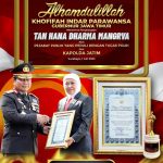 Gubernur Jatim Menerima  Penghargaan Tanhana Dharma Mangrva dari Polda Jatim