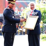 Gubernur Jatim Menerima  Penghargaan Tanhana Dharma Mangrva dari Polda Jatim