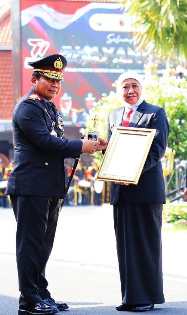 Gubernur Jatim Menerima  Penghargaan Tanhana Dharma Mangrva dari Polda Jatim