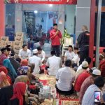 Suasana halaman posko Pandegiling Surabaya nampak padat, malam tadi. Semua larut dan khusyuk memanjatkan doa untuk