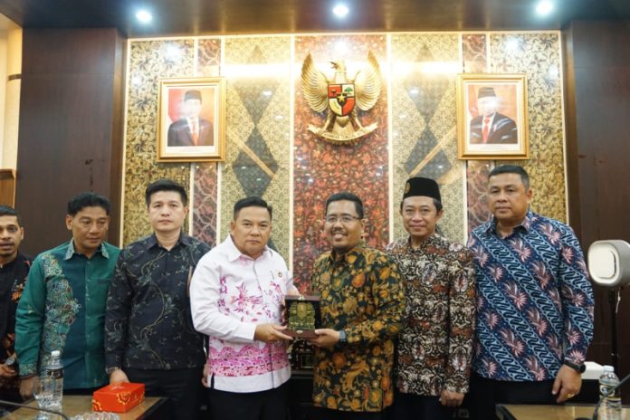 Wakil Ketua DPRD Jatim Anwar Sadad saling bertukar cinderamata dengan Gubernur Narathiwat Sanan Pongaksorn (23/7/2023). (Foto: Dok. Humas DPRD Jatim)