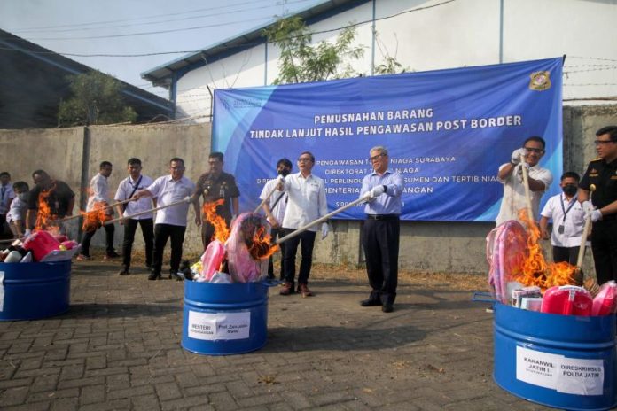 Menteri Perdagangan (Mendag) Zulkifli Hasan musnahkan produk impor ilegal senilai Rp 12 miliar di Komplek Pergudangan Surya Terang, Sidoarjo, Jawa Timur (24/7/2023).