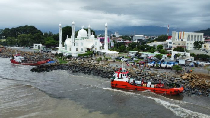 Dua kapal pengangkut BBM terdampar di sebelah masjid Al-Hakim pantai Padang, Sumatera Barat.