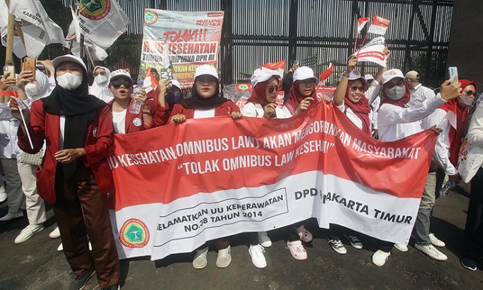 Sejumlah massa dari berbagai organisasi profesi demo tolak RUU Kesehatan di kawasan Gedung DPR/MPR (11/7/2023).