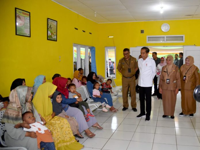 Presiden Jokowi mengapresiasi penurunan angka stunting di Provinsi Bengkulu saat meninjau kegiatan upaya penurunan stunting di Puskesmas Srikuncoro, Kabupaten Bengkulu Tengah, Bengkulu (20/7/2023).