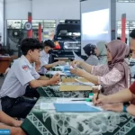 Para calon siswa mengurus pendaftaran penerimaan peserta didik baru (PPDB).