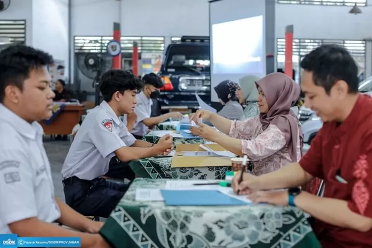Para calon siswa mengurus pendaftaran penerimaan peserta didik baru (PPDB).