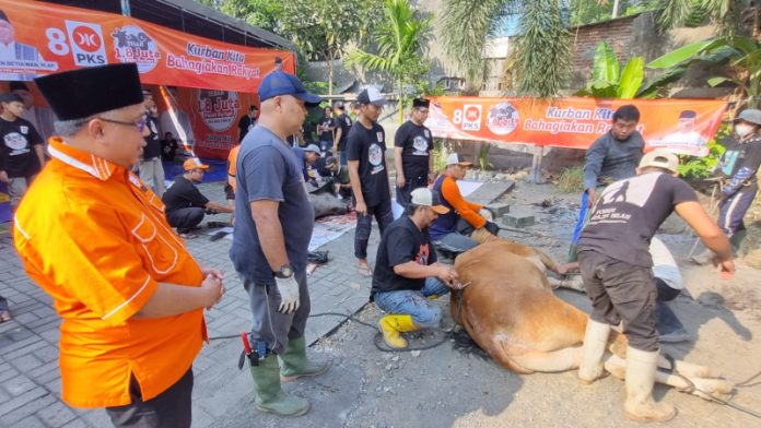 Bagi Ratusan Ribu Paket Kurban ke Masyarakat Jatim, Ketua PKS Jatim: Ini Pengejawantahan Visi Partai