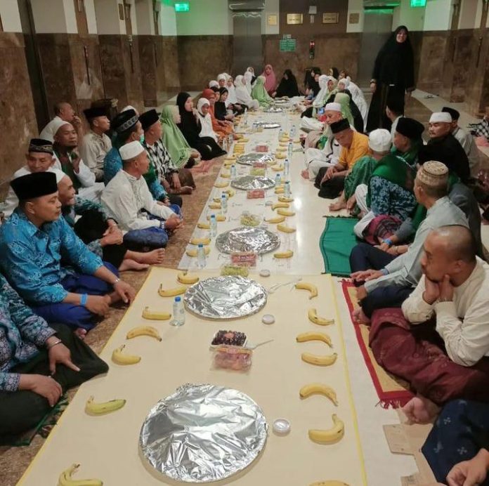 Jemaah haji asal Kabupaten tergabung kloter 81 saat menjalani edukasi untuk ibadah di Masjidil haram. (Foto : dok. Kankemenag Mojokerto)