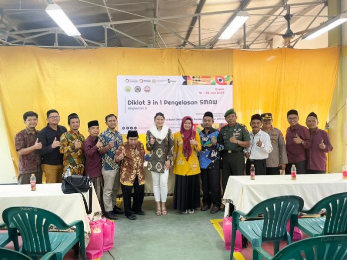 Anggota DPR RI Dyah Roro Esti Widya Putri (kerudung putih)