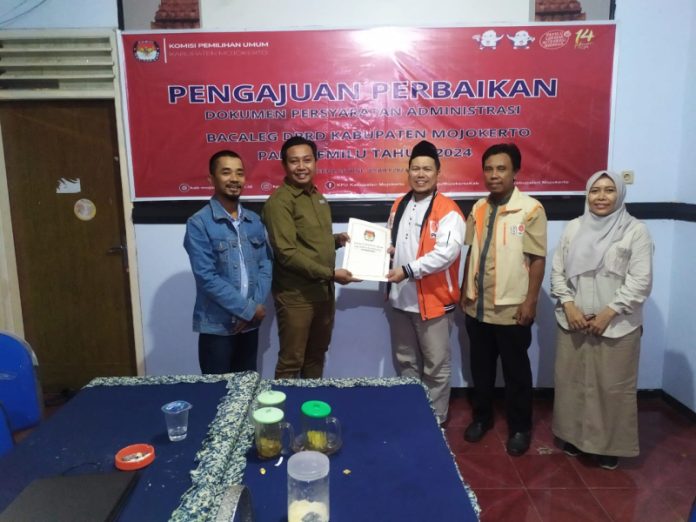 KPU Kabupaten Mojokerto saat menerima pengajuan perbaikan vermin, Minggu (9/7/2023). (Foto : dok.KPU Kabupaten Mojokerto)