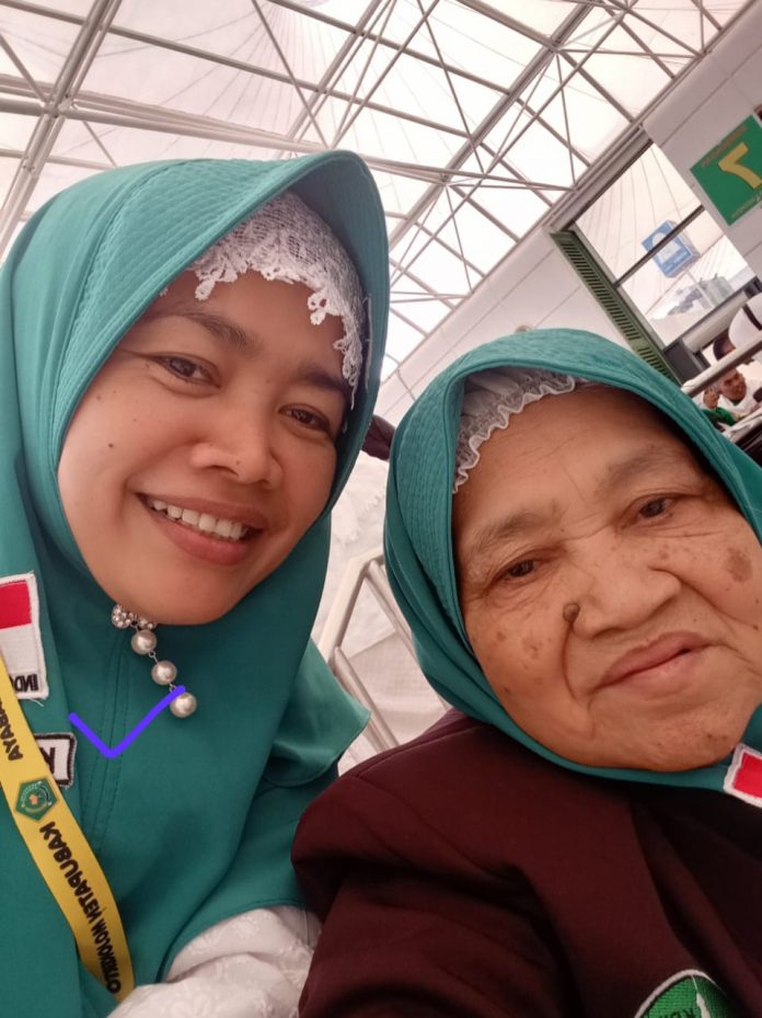 Almarhumah saat mendampingi ibunya di Mekkah. (Foto : Kasi Penyelenggaraan Haji dan Umroh (PHU) Kemenag Kabupaten Mojokerto M. Zainut Tamam)