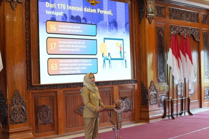 Wali kota saat memberikan arahan dalam evaluasi pengisian IID 2023. (Foto : dok.kominfo Kota Mojokerto)