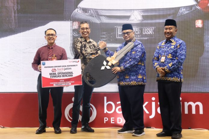 Bank Jatim menyerahkan bantuan kendaraan operasional evakuasi bencana.