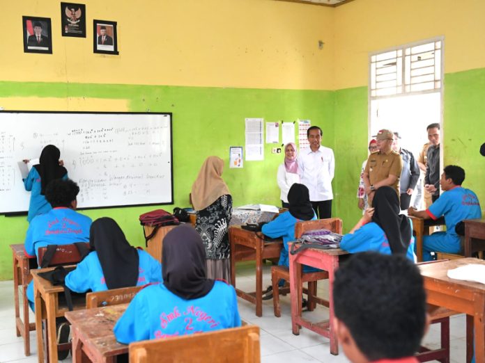 Presiden Joko Widodo (Jokowi) tinjau kegiatan pembelajaran di SMK Negeri 2 Kabupaten Bengkulu Tengah (20/7/2023).