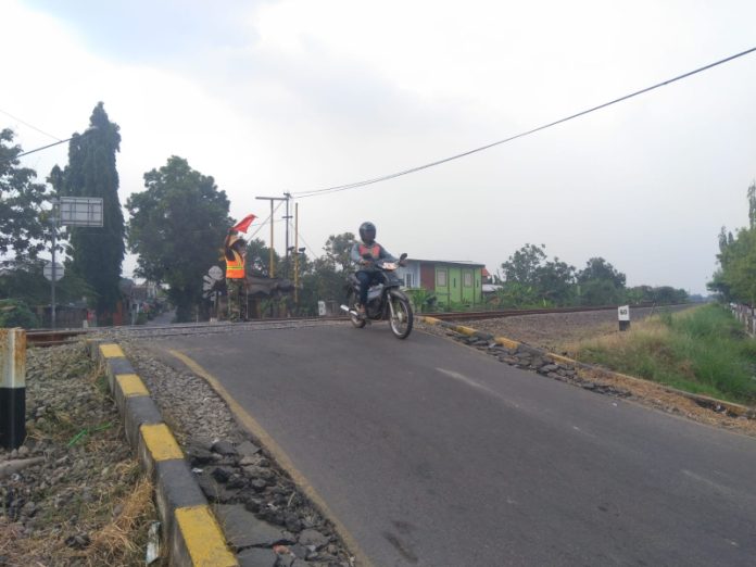 Perlintasan KA di Kelurahan Blooto belum ada palang, Pemkot Mojokerto Realisasikan pembangunan palang KA tahun ini. (Foto : Fio Atmaja)