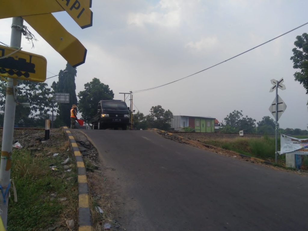 Perlintasan KA di Kelurahan Blooto belum ada palang, Pemkot Mojokerto Realisasikan pembangunan palang KA tahun ini. (Foto : Fio Atmaja)