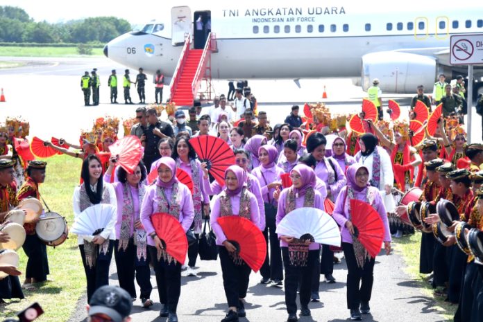Ibu Iriana Joko Widodo dan Ibu Wury Ma’ruf Amin bersama sejumlah anggota OASE KIM atau Organisasi Aksi Solidaritas Era Kabinet Indonesia Maju tiba di Bandar Udara Internasional Banyuwangi, Kabupaten Banyuwangi (25/7/2023).