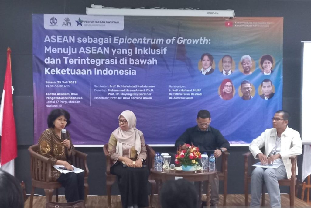 Moderator Dewi Fortuna Anwar, Asisten Deputi Kerja Sama Regional dan Sub-Regional Kementerian Koordinator Perekonomian Netty Muharni, Direktur Eksekutif Fithra Faisal Hastiadi, dan Peneliti Senior The Habibie Center dan Direktur Pusat Penelitian Makro Ekonomi dan Keuangan BRIN Zamroni Salim dalam acara ASEAN sebagai Epicentrum of Growth: Menuju ASEAN yang Inklusif dan Terintegrasi di bawah Keketuaan Indonesia” di Jakarta (25/7/2023).