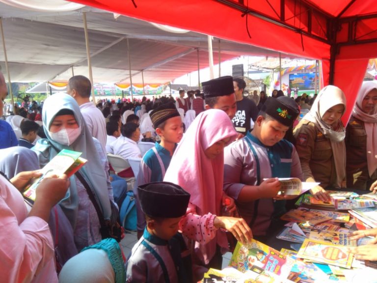 Buku gratis yang di sediakan oleh komunitas AHU di serbu masyarakat Kota Mojokerto. (Foto : Fio Atmaja)
