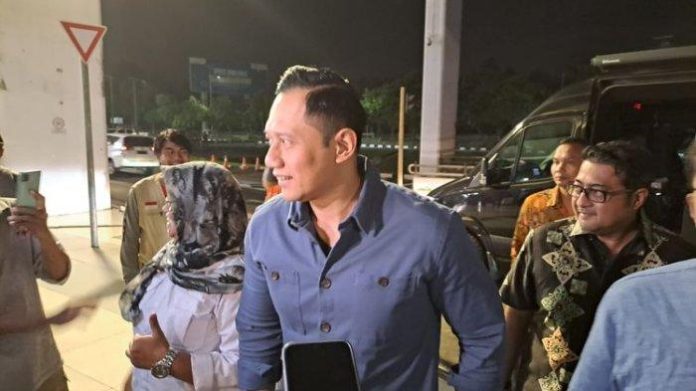 Ketua Umum Partai Demokrat Agus Harimurti Yudhoyono (AHY) saat menjemput Anies Baswedan di Bandara Internasional Soekarno Hatta usai melaksanakan Ibadah Haji.